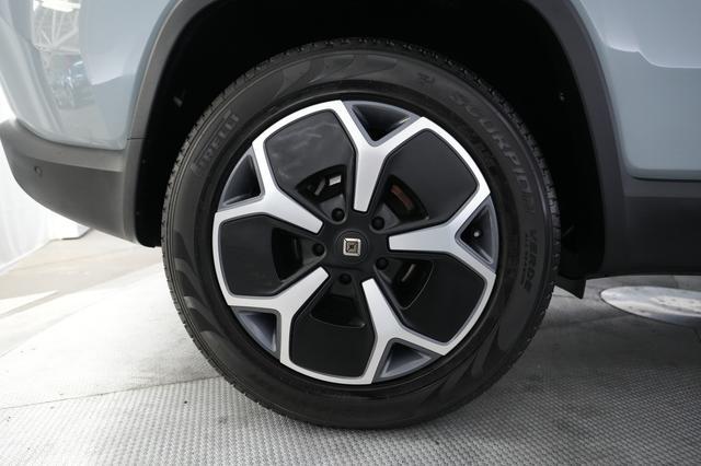 2024 Rivian R1S — photo 7 of 21