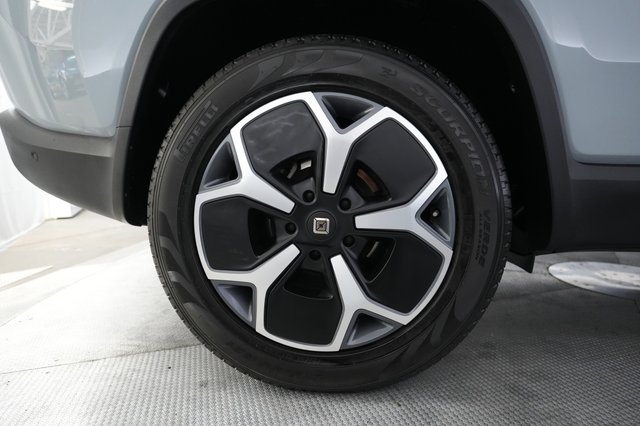 2024 Rivian R1S — photo 7 of 21