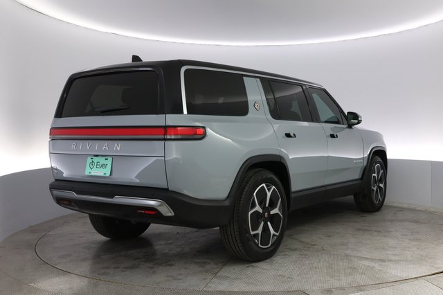 2024 Rivian R1S — photo 2 of 21
