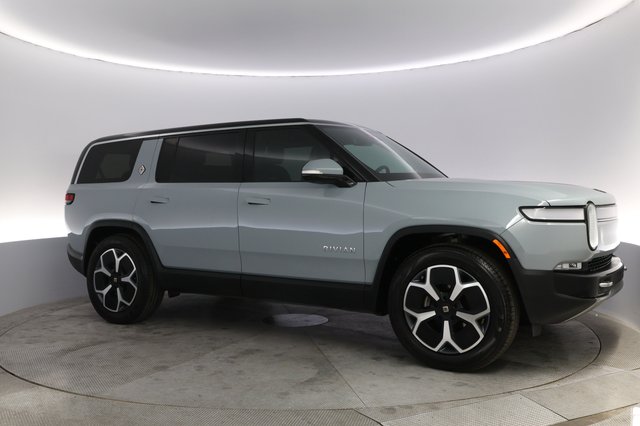 2024 Rivian R1S — photo 11 of 21