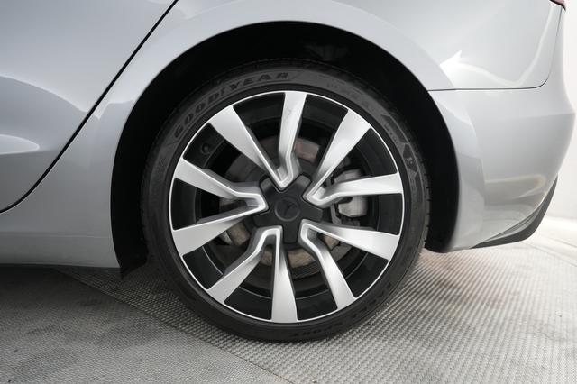 2025 Tesla Model 3 — photo 7 of 21