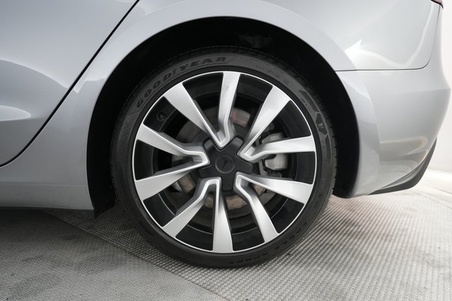 2025 Tesla Model 3 — photo 7 of 21