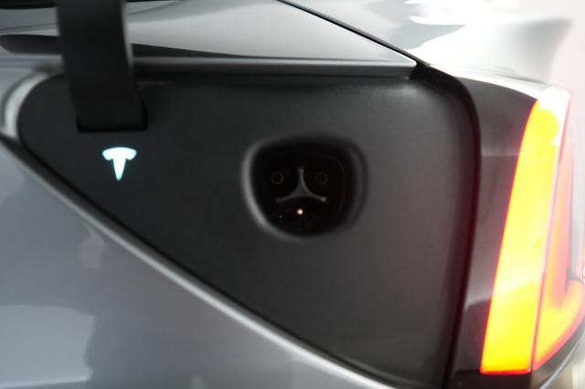 2025 Tesla Model 3 — photo 8 of 21