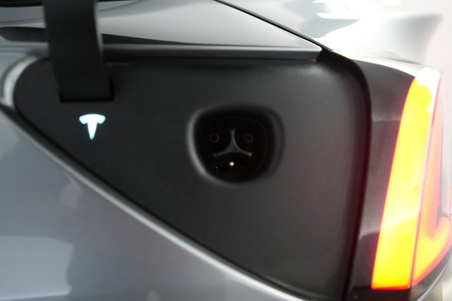 2025 Tesla Model 3 — photo 8 of 21