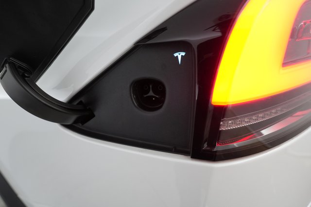 2023 Tesla Model X — photo 8 of 21