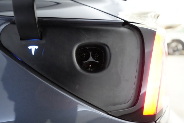2023 Tesla Model 3 — photo 8 of 21