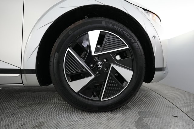 2025 Hyundai IONIQ 5 — photo 17 of 24