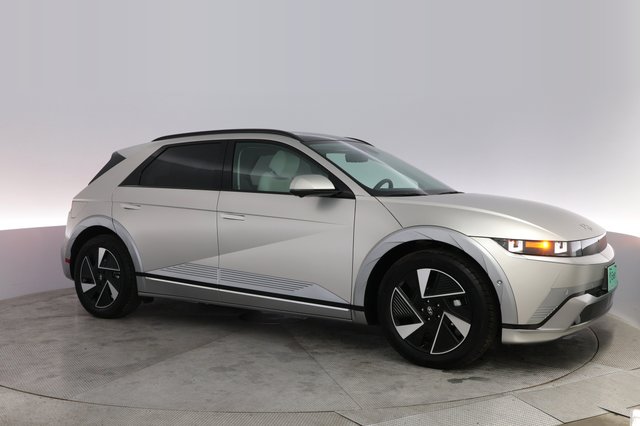 2025 Hyundai IONIQ 5 — photo 11 of 24