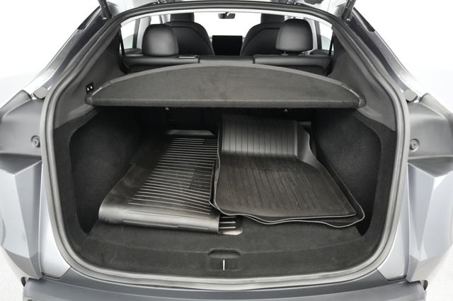 2026 Tesla Model Y — photo 6 of 22
