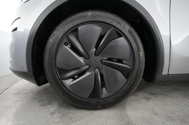 2026 Tesla Model Y — photo 7 of 22