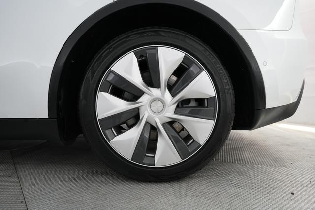 2022 Tesla Model Y — photo 7 of 21