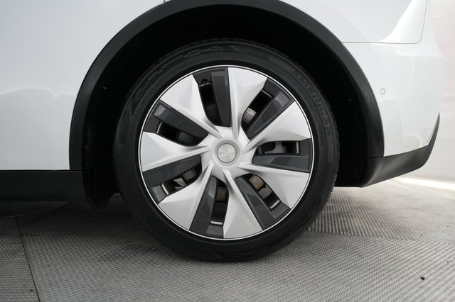 2022 Tesla Model Y — photo 7 of 21
