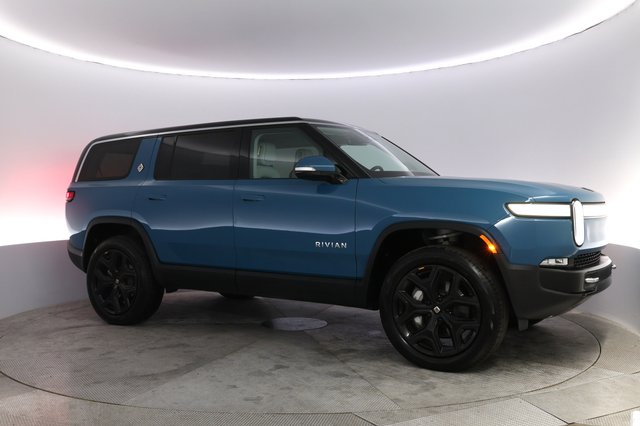 2024 Rivian R1S — photo 11 of 24