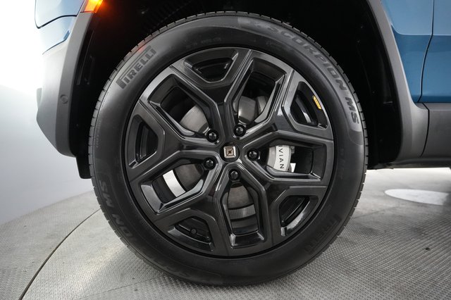 2024 Rivian R1S — photo 16 of 24