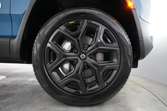 2024 Rivian R1S — photo 7 of 24