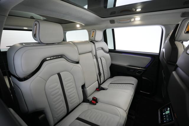 2024 Rivian R1S — photo 4 of 24