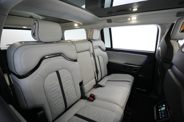 2024 Rivian R1S — photo 4 of 24