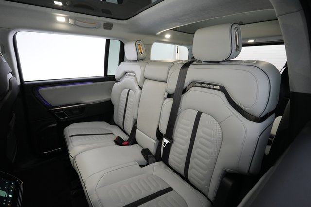 2024 Rivian R1S — photo 19 of 24