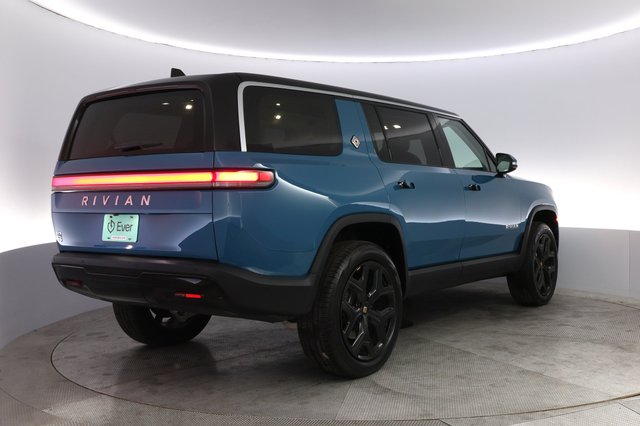 2024 Rivian R1S — photo 2 of 24