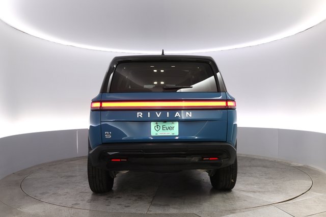 2024 Rivian R1S — photo 12 of 24
