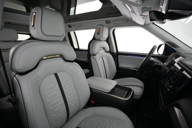 2024 Rivian R1S — photo 18 of 24