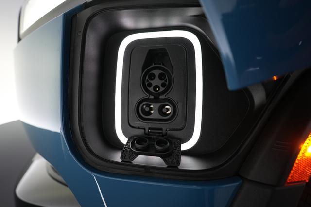 2024 Rivian R1S — photo 8 of 24