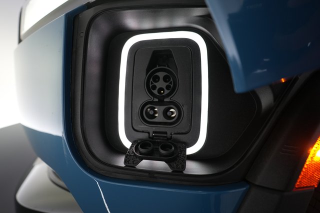 2024 Rivian R1S — photo 8 of 24