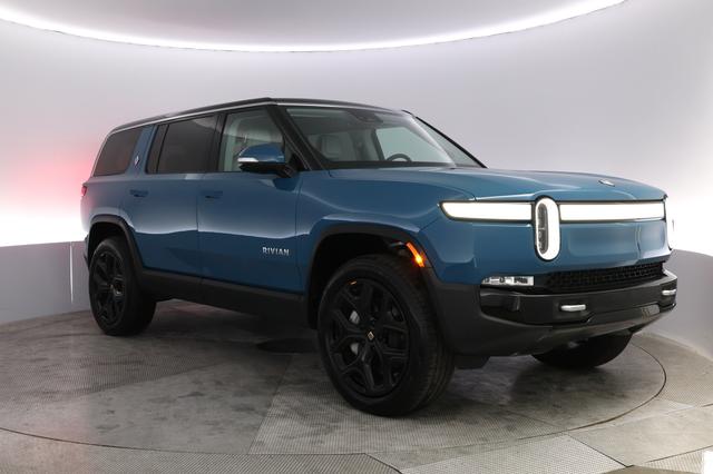 2024 Rivian R1S — photo 10 of 24