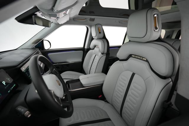 2024 Rivian R1S — photo 3 of 24