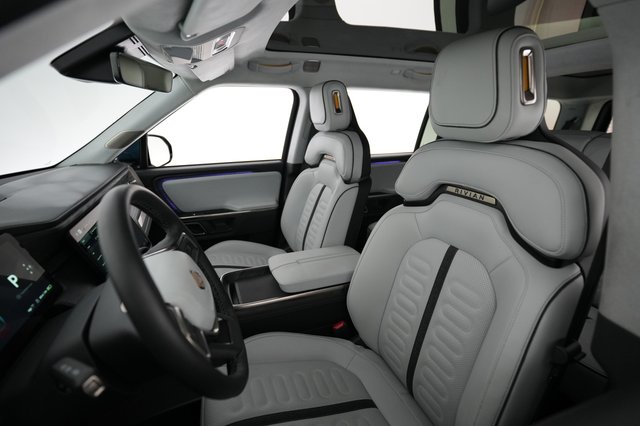 2024 Rivian R1S — photo 3 of 24