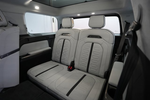 2024 Rivian R1S — photo 20 of 24
