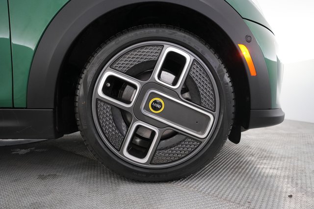 2024 MINI Cooper SE — photo 17 of 19