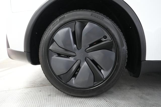 2026 Tesla Model Y — photo 7 of 20