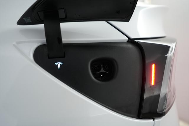 2026 Tesla Model Y — photo 8 of 20