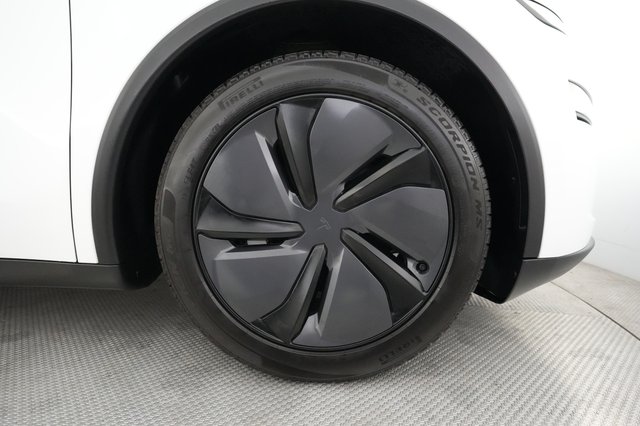 2026 Tesla Model Y — photo 16 of 20