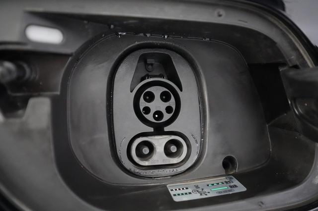 2023 Volkswagen ID.4 — photo 8 of 23