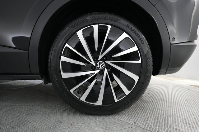 2023 Volkswagen ID.4 — photo 17 of 23