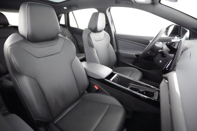 2023 Volkswagen ID.4 — photo 18 of 23