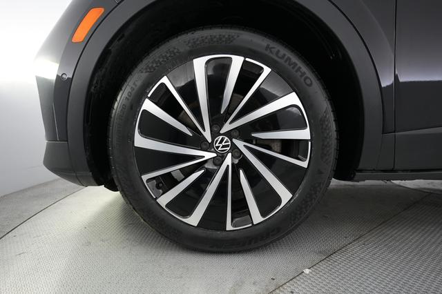 2023 Volkswagen ID.4 — photo 7 of 23