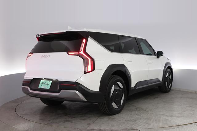 2024 Kia EV9 — photo 2 of 22