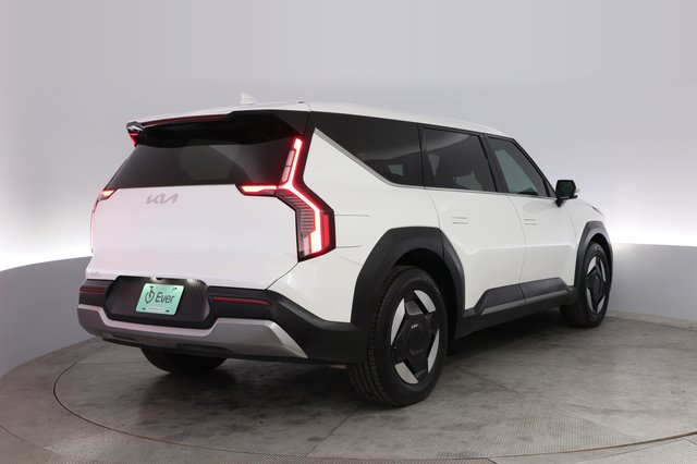 2024 Kia EV9 — photo 2 of 22