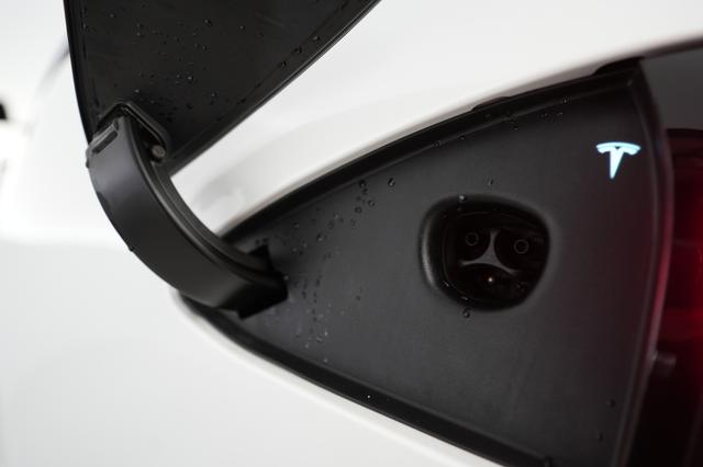 2022 Tesla Model S — photo 8 of 21