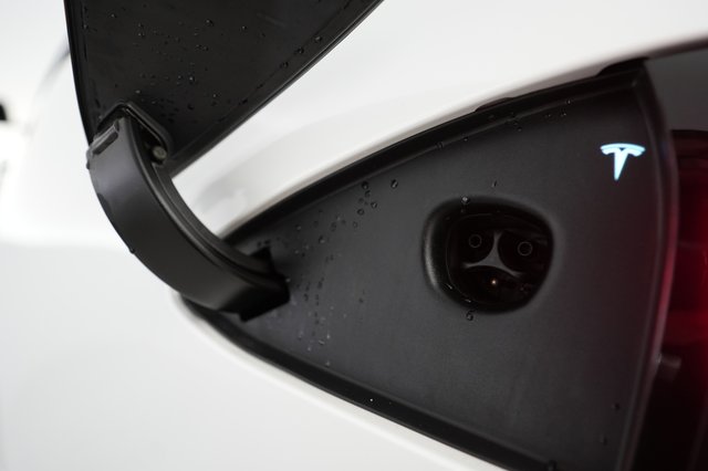 2022 Tesla Model S — photo 8 of 21