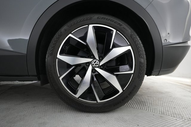 2023 Volkswagen ID.4 — photo 16 of 20