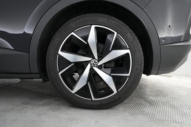 2023 Volkswagen ID.4 — photo 7 of 20