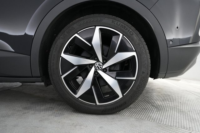 2023 Volkswagen ID.4 — photo 7 of 20