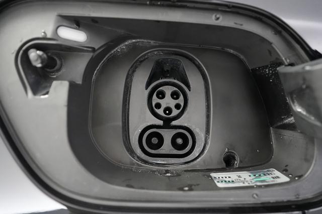 2023 Volkswagen ID.4 — photo 8 of 20