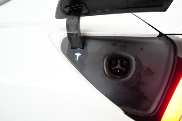 2023 Tesla Model 3 — photo 8 of 21
