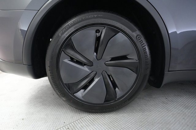 2026 Tesla Model Y — photo 7 of 21