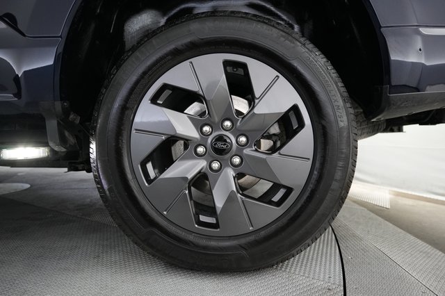 2022 Ford F-150 Lightning — photo 10 of 16